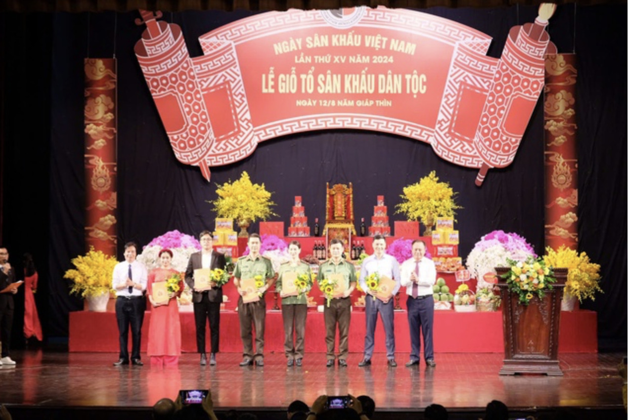 hoi nghe si san khau viet nam tuong nho to nghe huong ve nguoi dan bi anh huong bao lu hinh 2